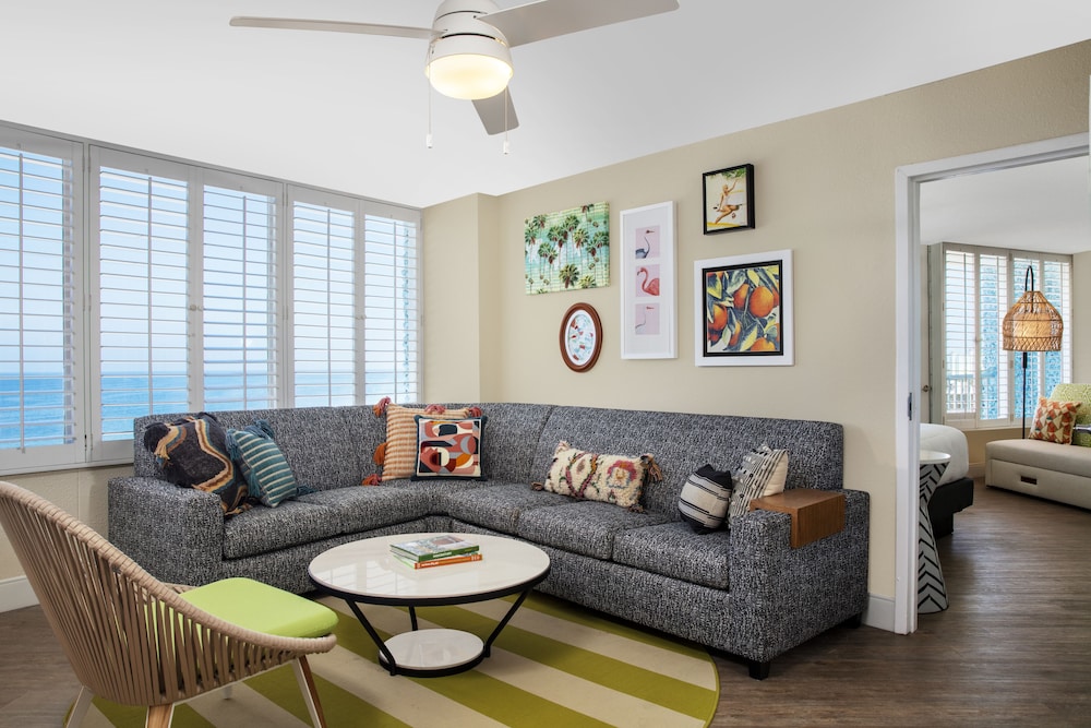 Suite, 1 King Bed, Oceanfront photo 1