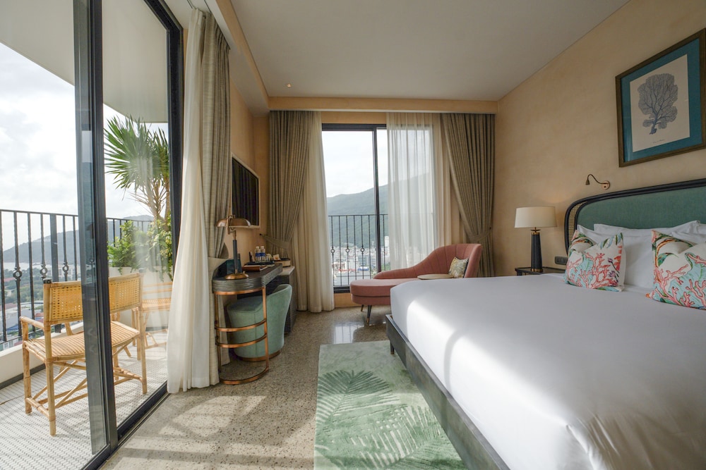 Deluxe King Room photo 2