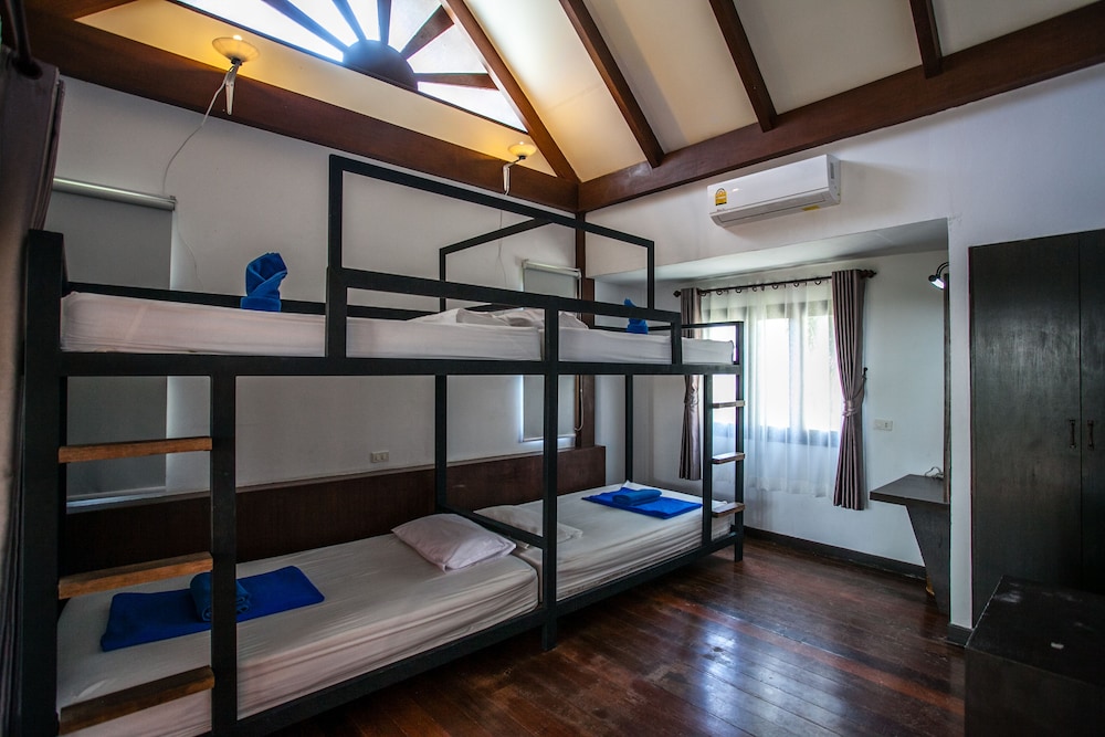 Quadruple Room with Bunk Bed photo 2