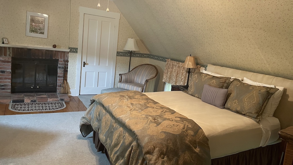 Deluxe Room, 1 Queen Bed, Fireplace, Mountainside photo 1
