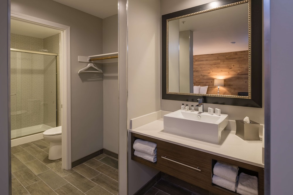 Deluxe Room, 2 Queen Beds, Non Smoking, Jetted Tub - Photo 7