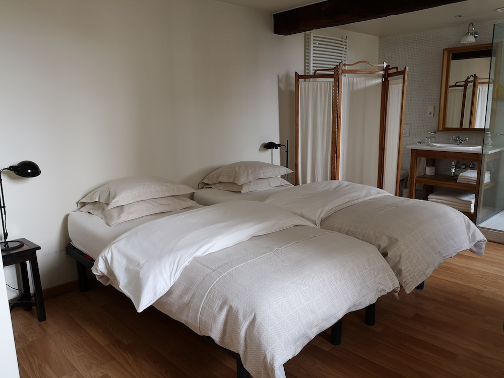 Comfort Room, 1 King Bed, City View photo 3