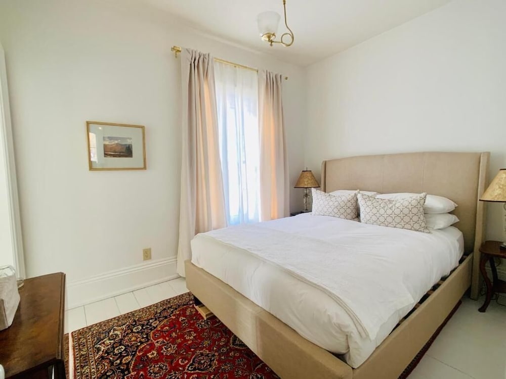 Basic Room, 1 Queen Bed photo 3
