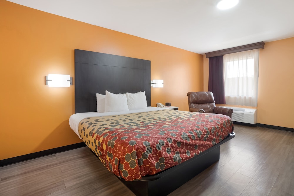 Basic Single Room, 1 King Bed, Non Smoking photo 3