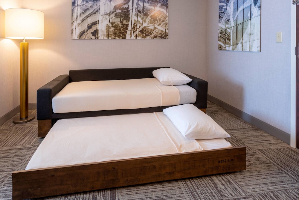 Suite, 1 King Bed - Photo 3