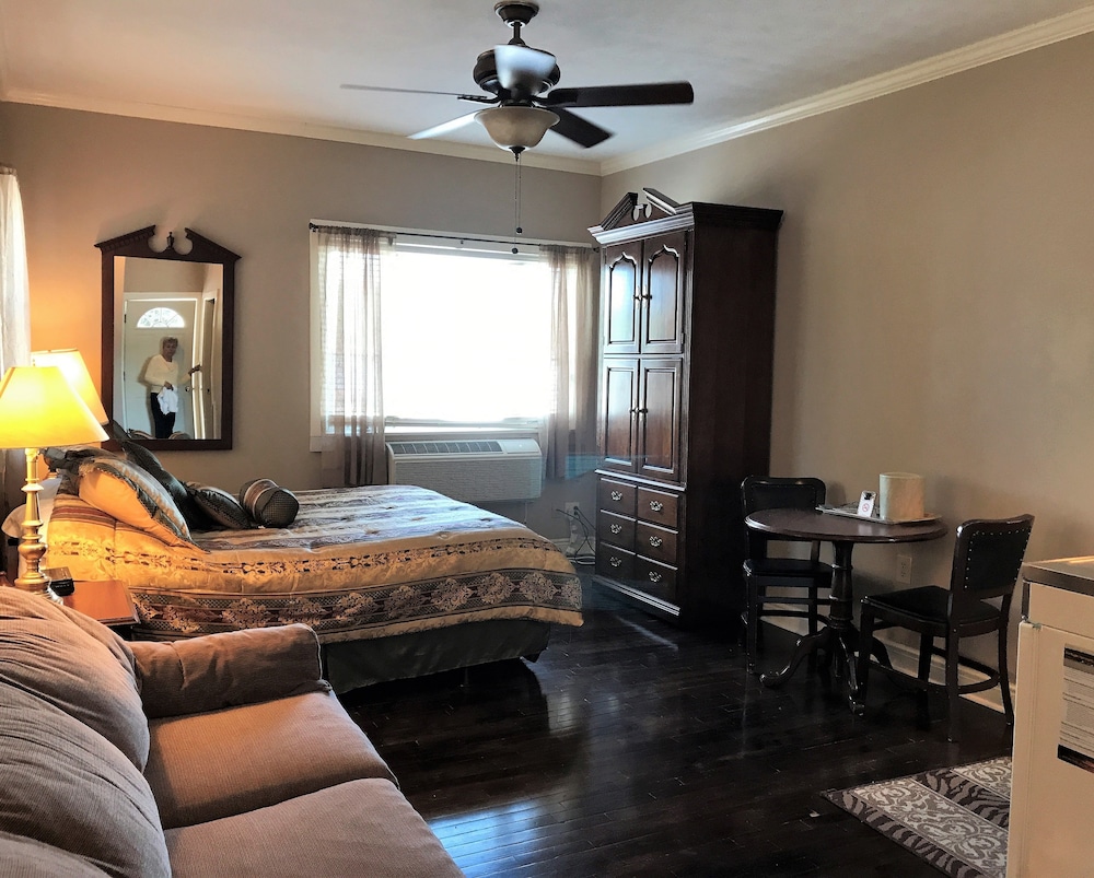 Room, 1 Queen Bed, Kitchenette, Lake View (Eagle Point) photo 2
