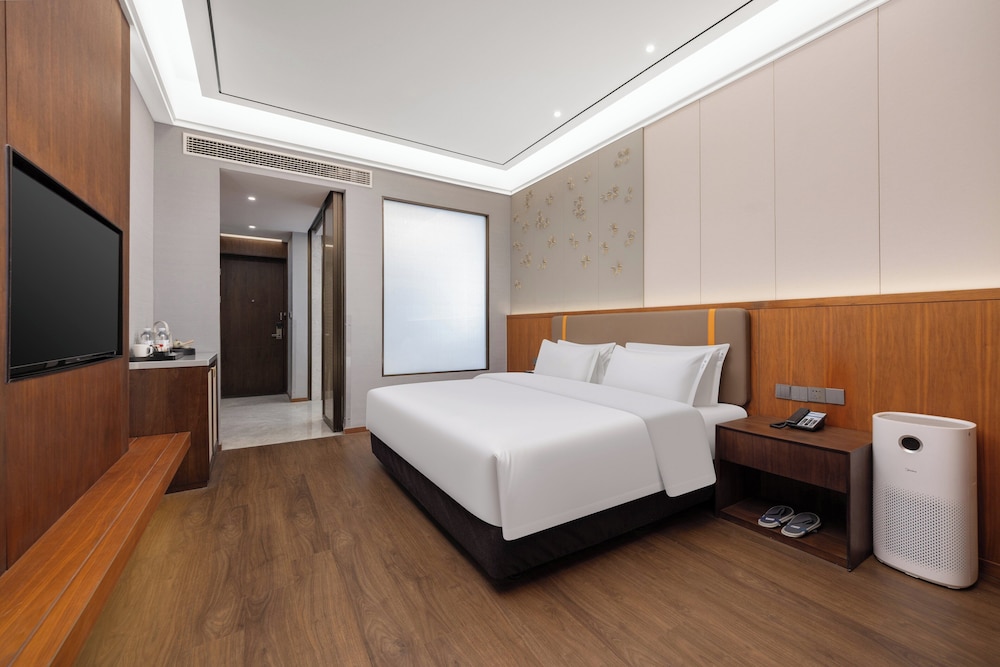 Standard Room, 1 King Bed (Extra Floor Space) photo 3