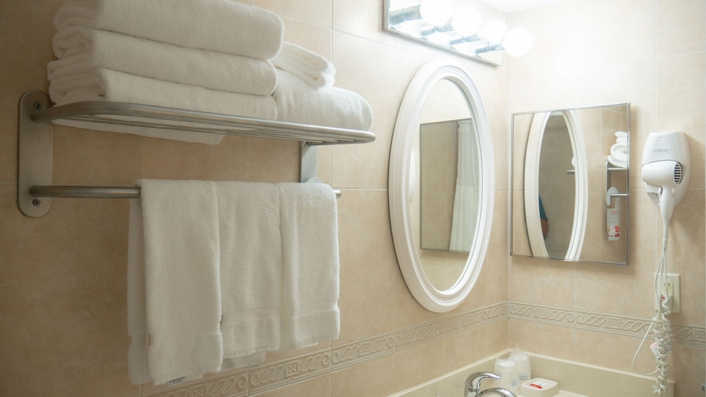 Room, 2 Queen Beds, Non Smoking, Balcony (Partial Ocean View) - Photo 9
