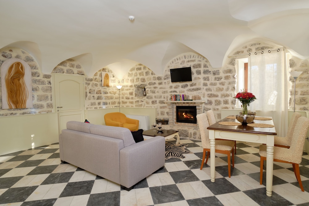 Suite, 1 Bedroom - Photo 1