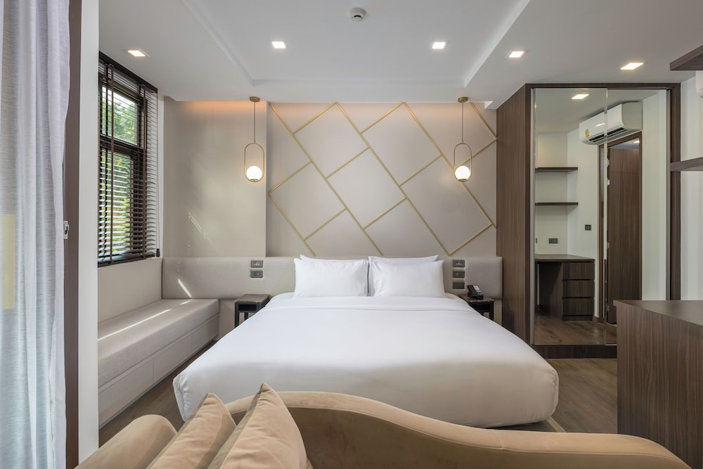 Deluxe Room, 1 King Bed, Bathtub - Photo 13