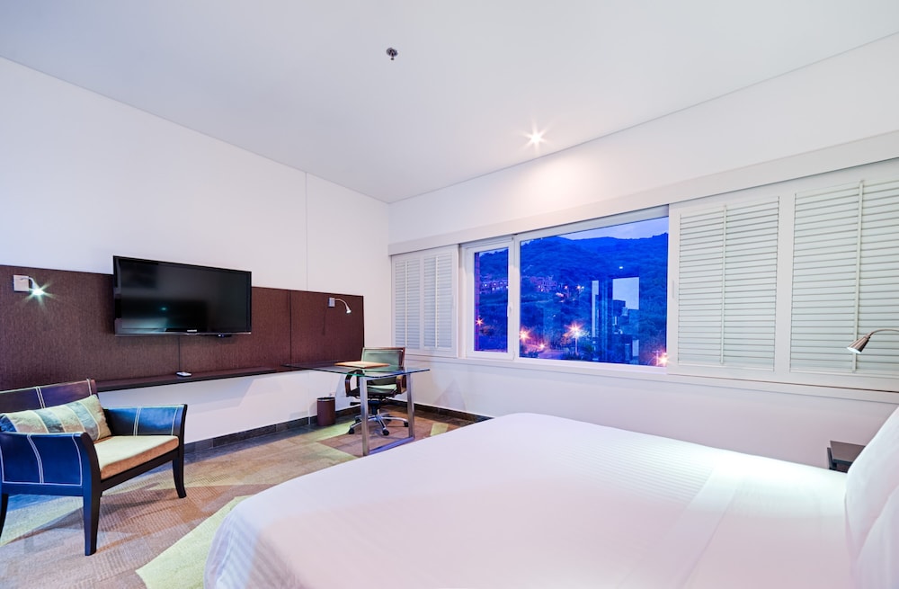 Luxury Suite, 1 King Bed - Photo 2