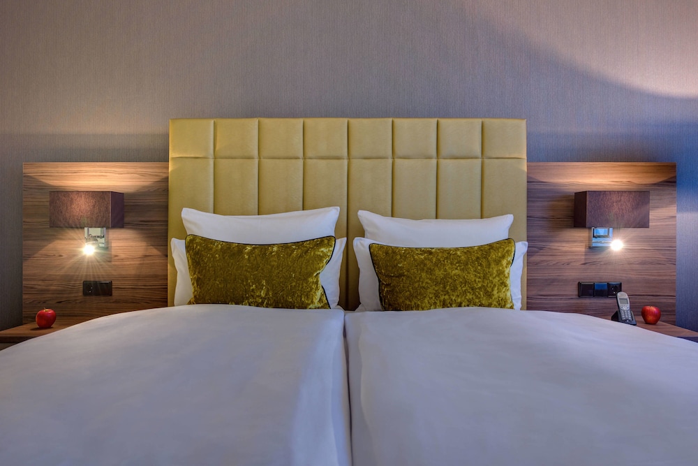 Standard Room, 1 King Bed, City View - Photo 4