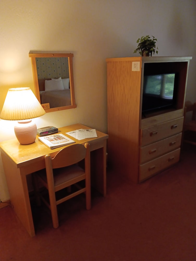 Room, 2 Queen Beds, 2nd Floor photo 2