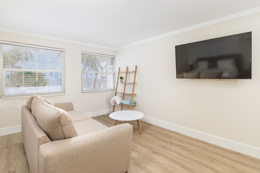 Superior Studio, 1 King Bed with Sofa bed photo 2