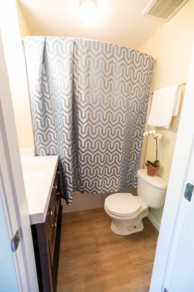 Family Quadruple Room, 2 Queen Beds, Mountain View photo 2