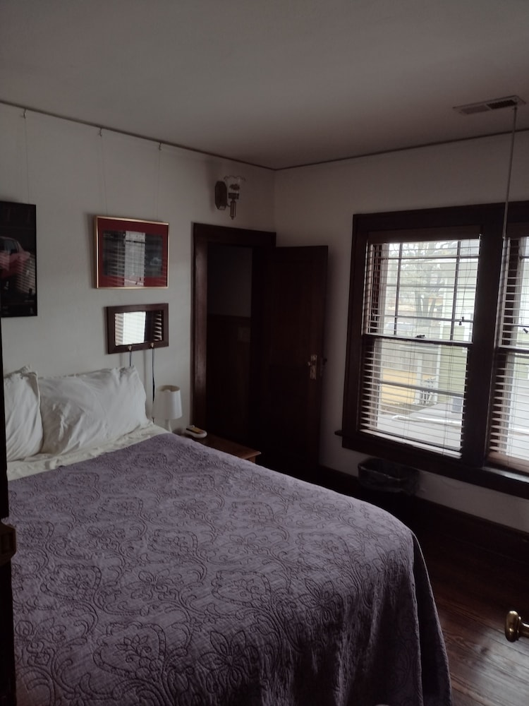 BLAKE ROOM - 8 photo 1