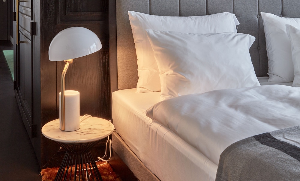 Suite, 1 King Bed, Balcony Suite, 1 King Bed, Balcony
