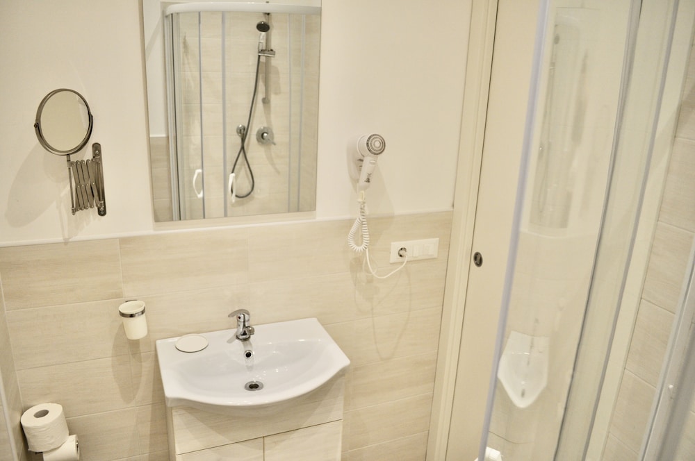 Quadruple Room - Photo 9