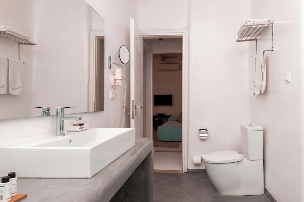 Senses Suite with Outdoor Hot Tub photo 2