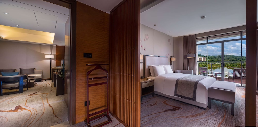 Junior Suite with Lounge Access