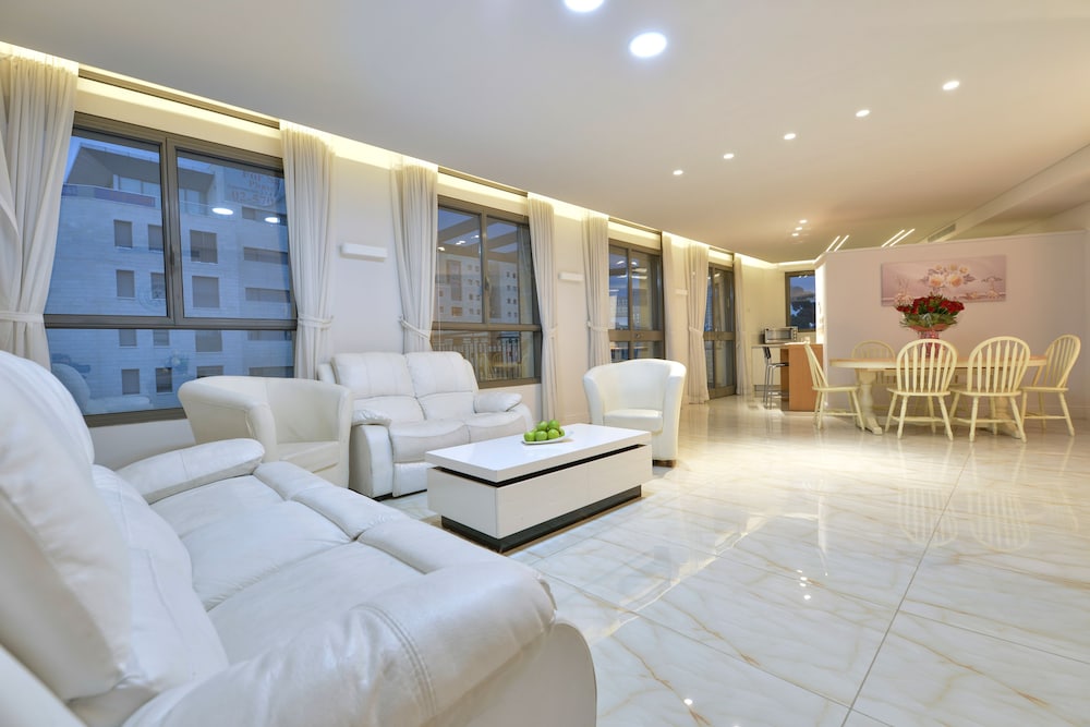 Large Deluxe Suite, 3 Bedrooms, Balcony, City View