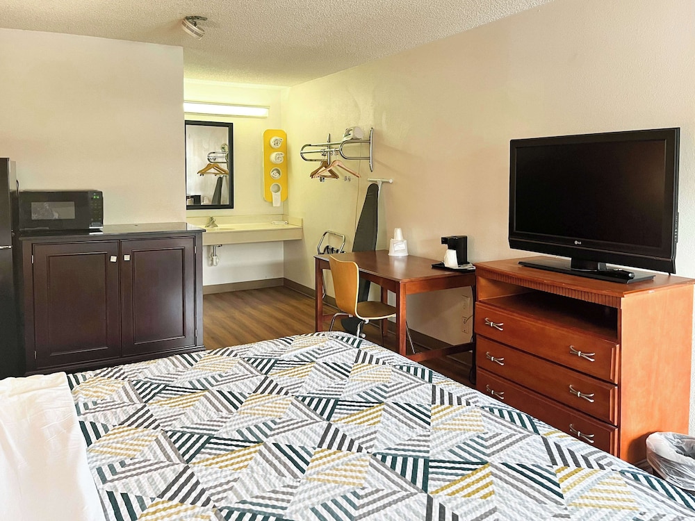 Deluxe Room, 1 King Bed, Non Smoking photo 2