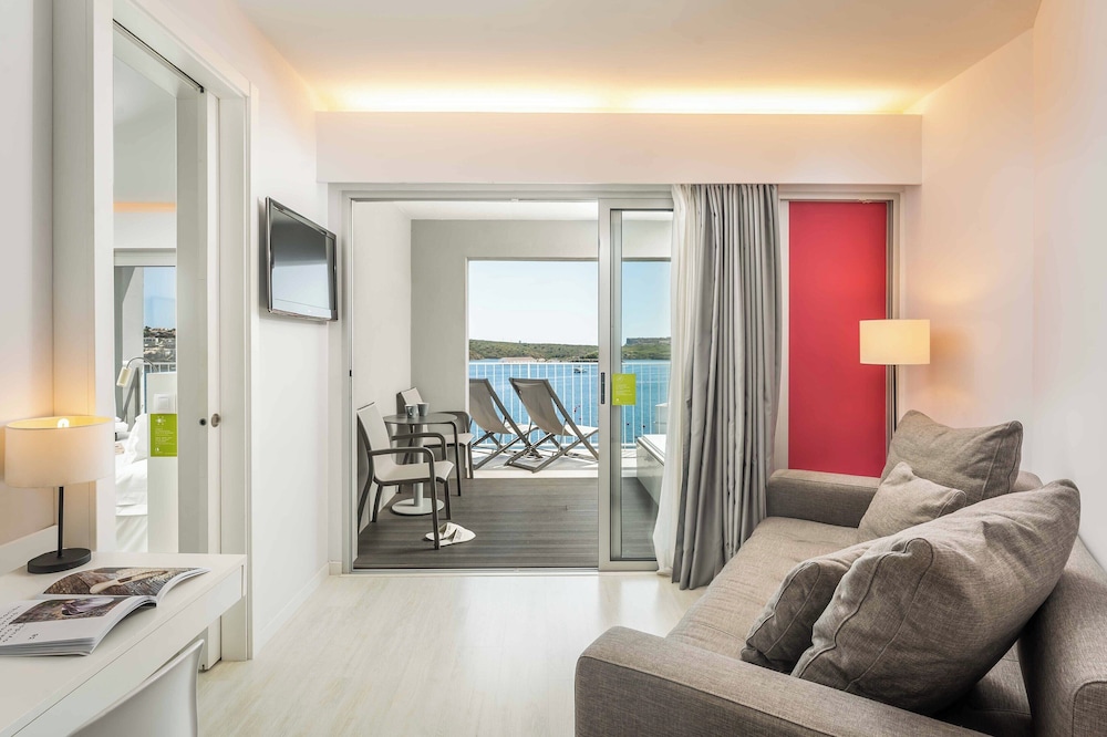 Suite with Sea and Pool View photo 2
