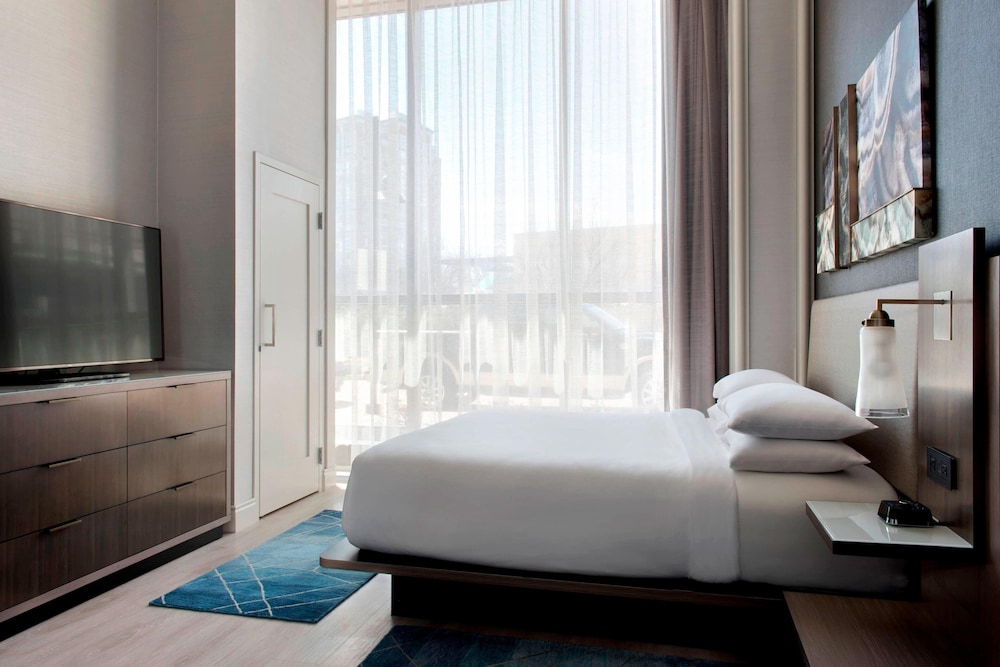 Suite, 1 Bedroom - Photo 1