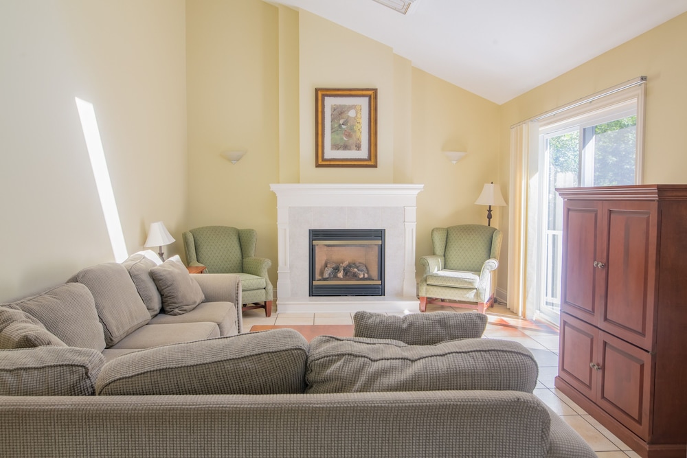 Deluxe Cottage, 3 Bedrooms, Non Smoking (3 Bed 2 Bath cottage w/private HotTub)