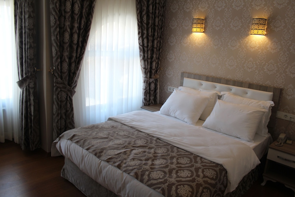 Superior Family Room with Blue Mosque View photo 2