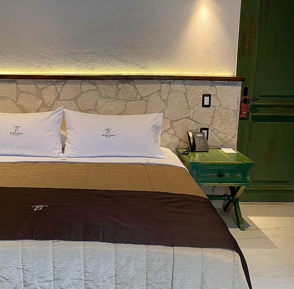 Deluxe Studio Suite, 1 King Bed, Balcony, Resort View photo 2