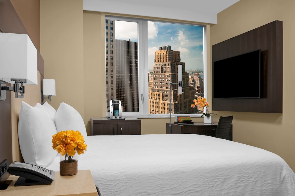 Room, 1 King Bed, Accessible, City View (Mobility & Hearing, Roll-in Shower) thumbnail 5
