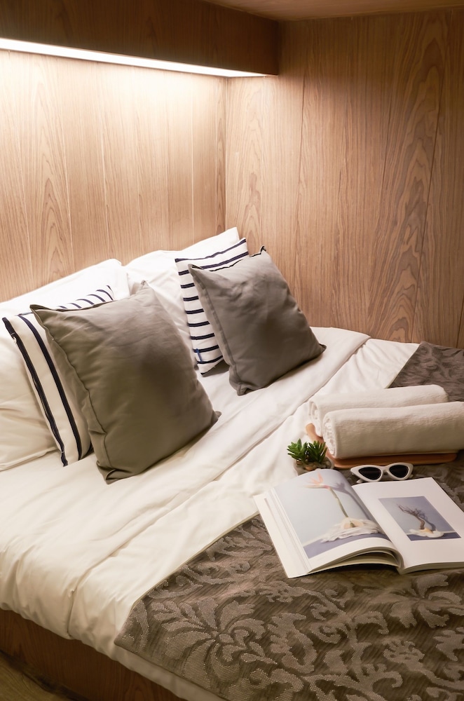 Twin queen size bed with shared bathroom photo 2