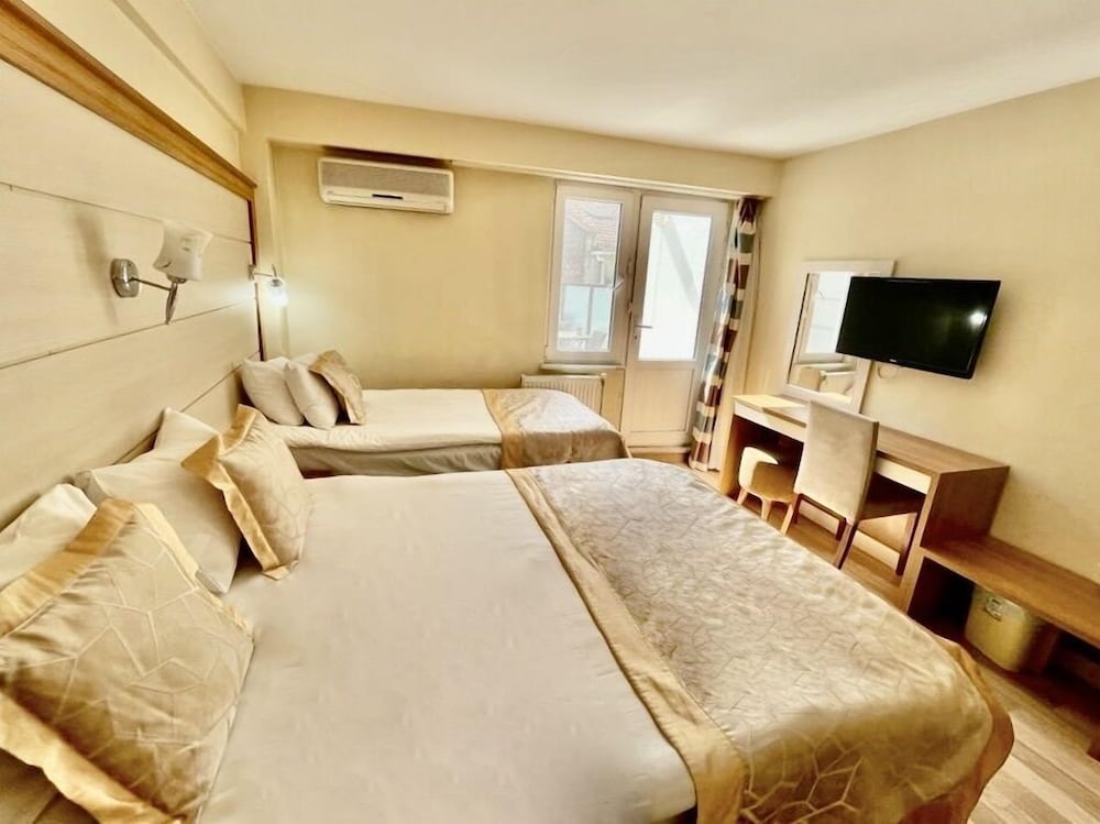 Superior Triple Room, City View photo 1