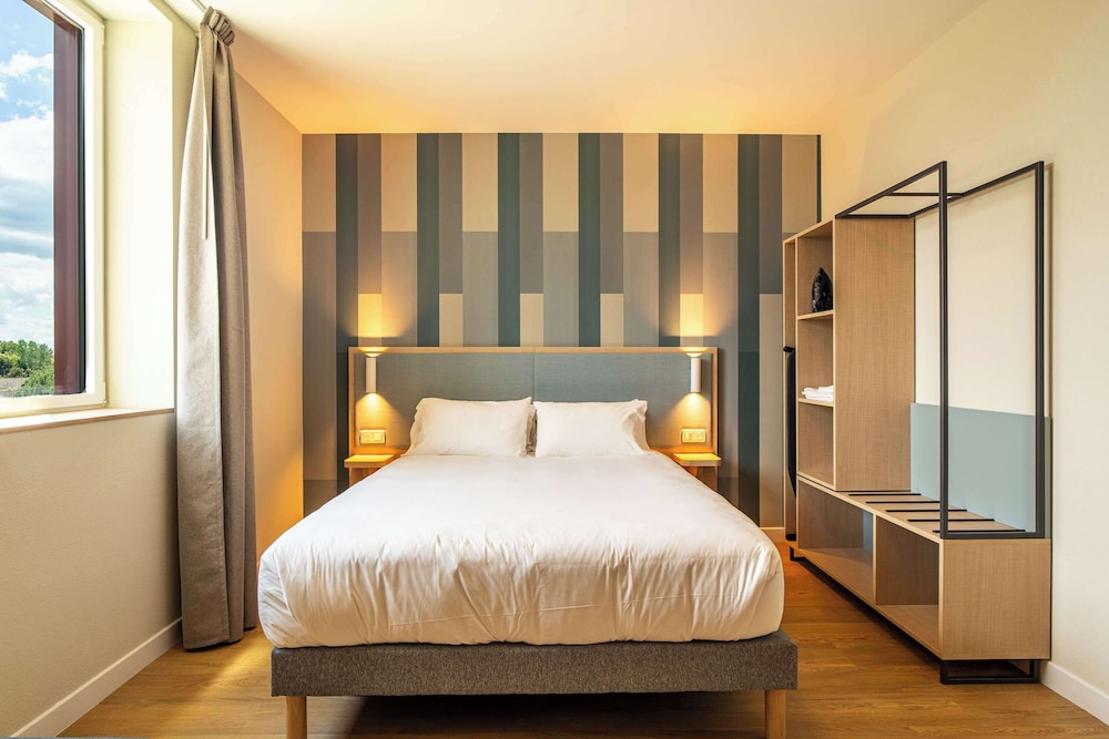 Standard Room, 1 Queen Bed - Photo 7