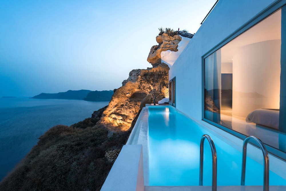 Exclusive Suite with Infinity Pool - Photo 10