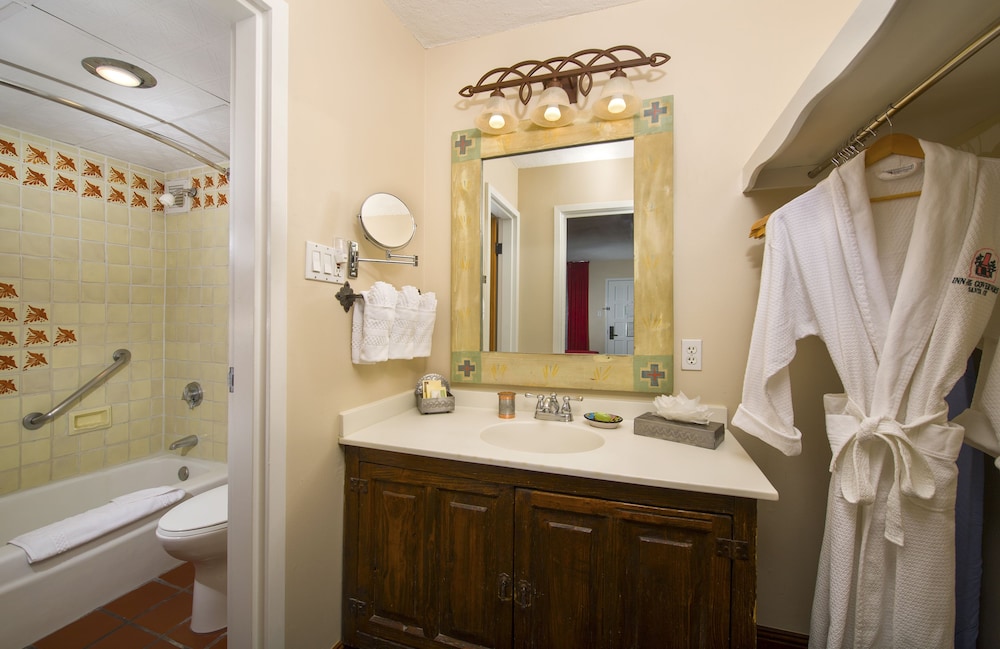 Traditional Room, 2 Queen Beds - Photo 6