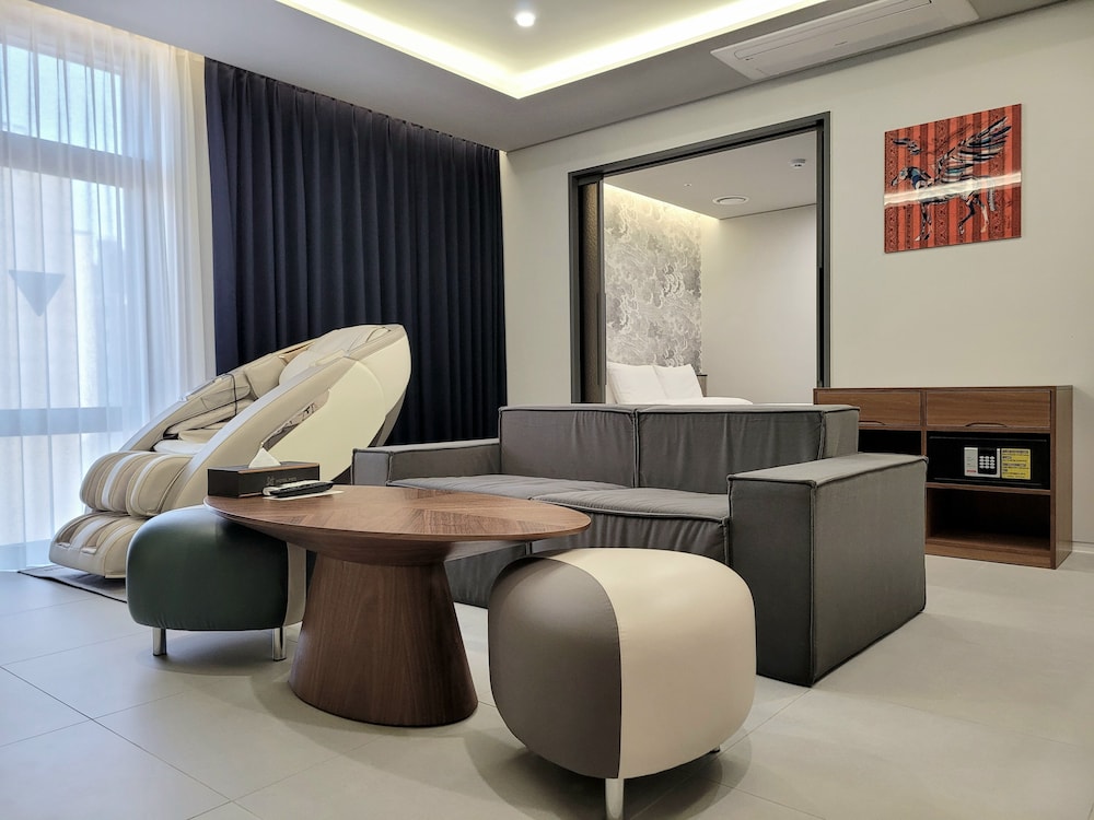 Suite Family Room - Photo 15