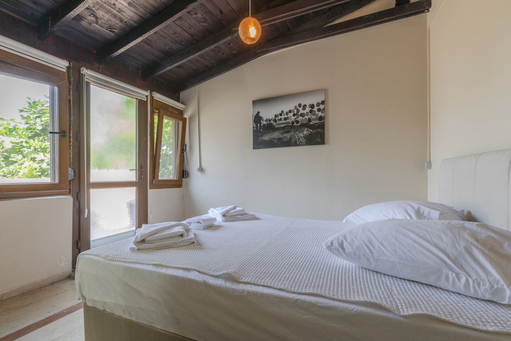 Standard Double Room, 1 Queen Bed, Partial Sea View photo 2