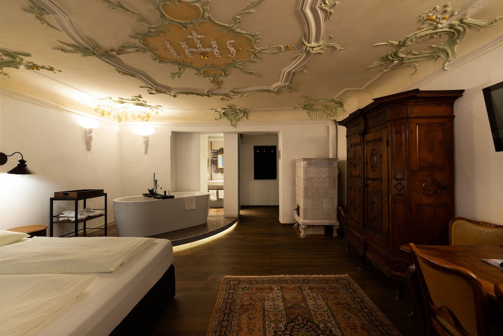 Junior Suite with Hot Tub - Photo 1