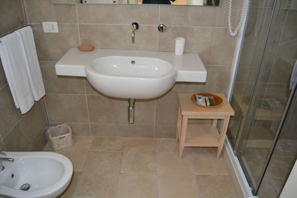 Standard Triple Room - Photo 7
