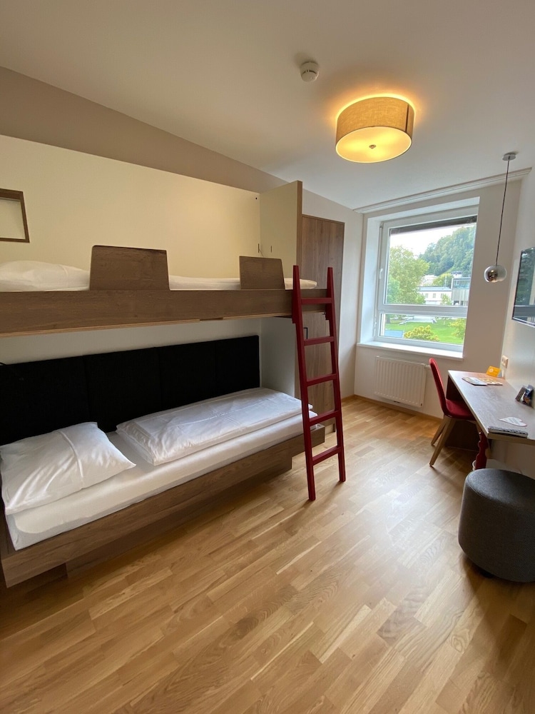 Room, 4 Bedrooms photo 1