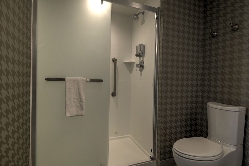 Studio, 2 Queen Beds, Accessible (Mobility, Roll-In Shower) photo 3