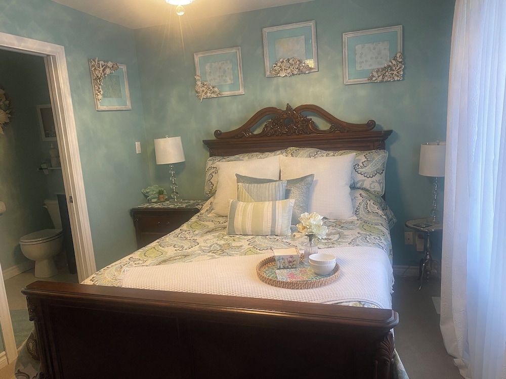 The Sauvignon Blanc Room, 1 Queen Bed