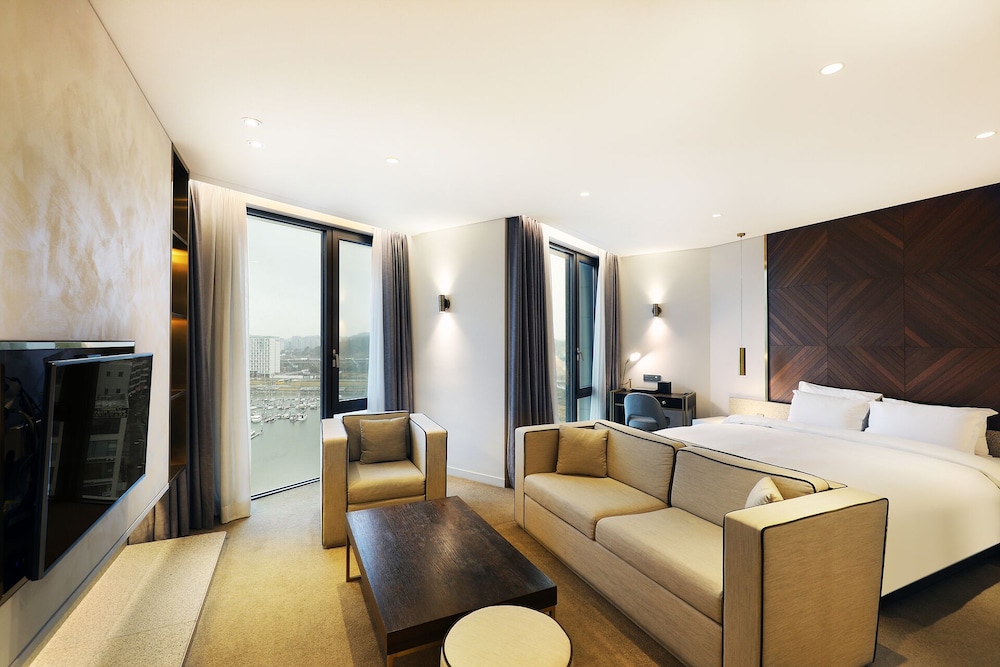 Junior Suite King (Complimentary Pool Access for 2) - Photo 13