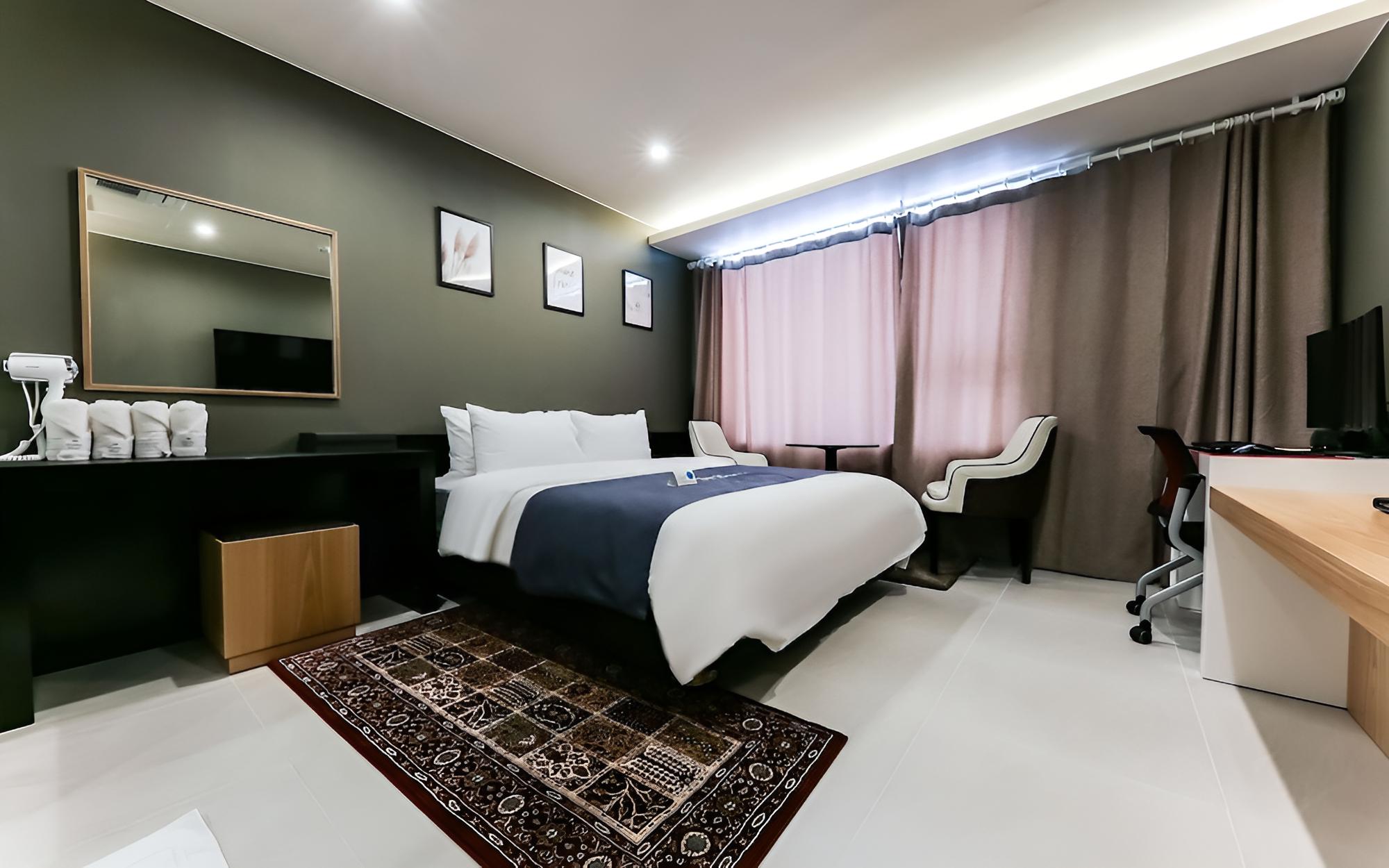 Room (Deluxe) photo 3
