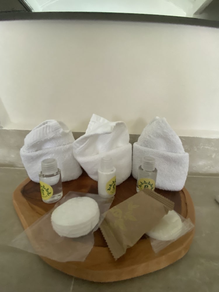 Luxury Apartment, 1 King Bed, Hot Tub, Oceanfront photo 3