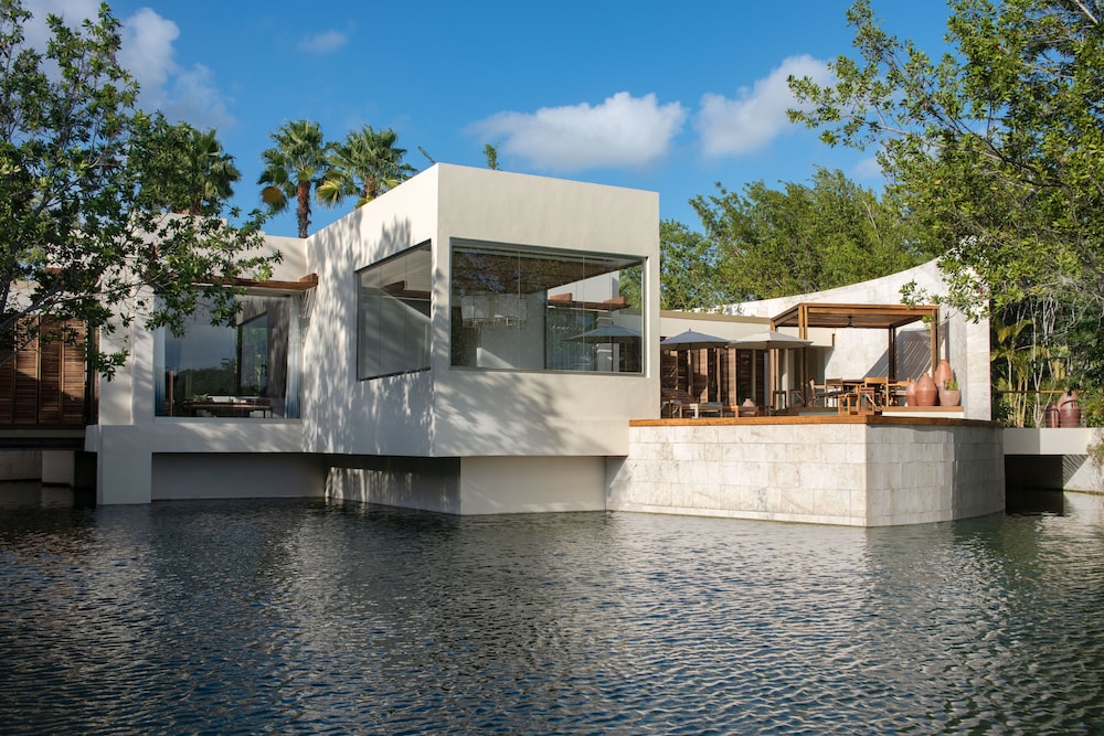 Presidential Suite, Beachfront thumbnail 5