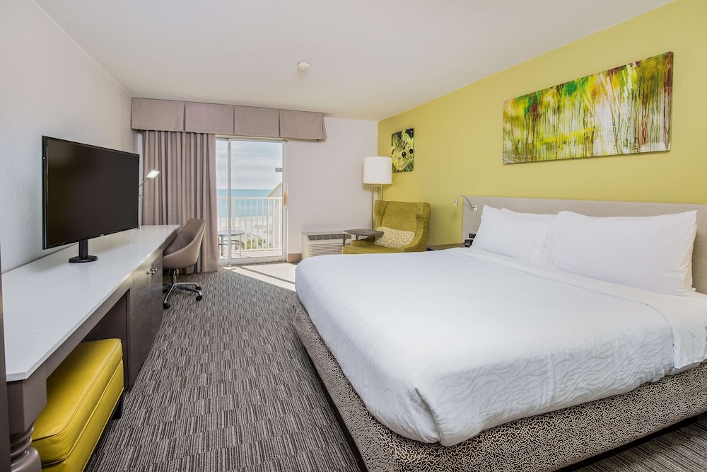Room, 1 King Bed (Beachfront) photo 2