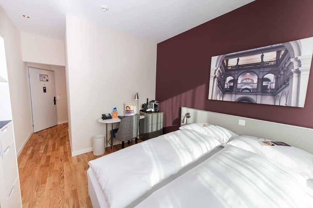 Standard Room, 1 Queen Bed - Photo 1